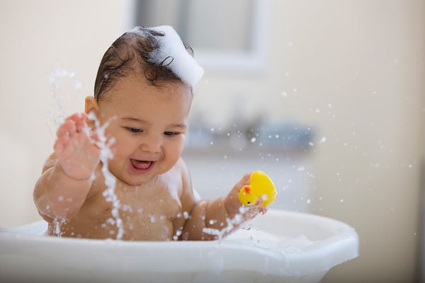 Khi tắm cho trẻ sơ sinh, mẹ phải cực kỳ cẩn thận